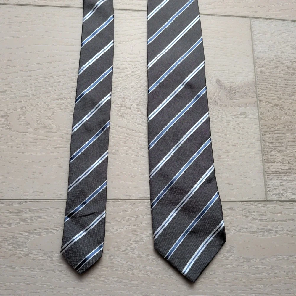 Boss by Hugo Boss Classic Tie NecktieGray Blue‎ Striped 100% Silk Made in Italy